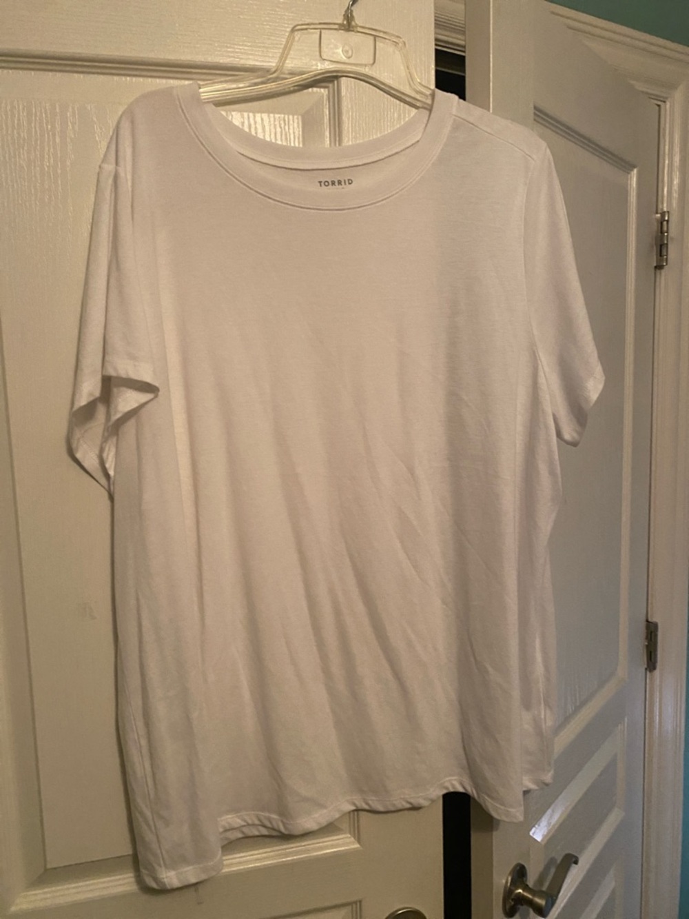 torrid White Short Sleeve Crewneck Tee